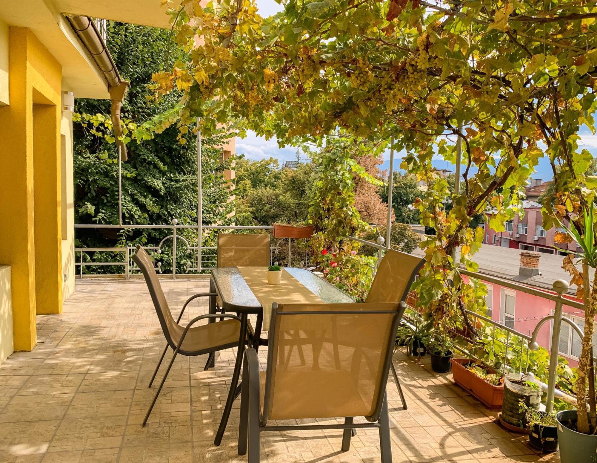 2-Bedroom Flat - Sunny Balcony Plovdiv Exterior photo